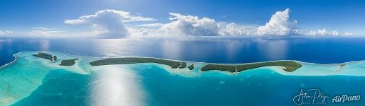 The lagoon of Tetiaroa. Showers from the North